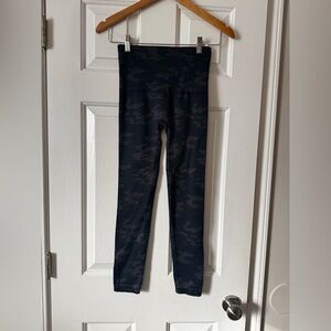 Spanx Look At Me Now Seamless Leggings – Black Camo – Medium 0549